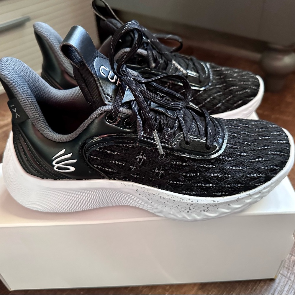 🎆NIB-Youth 4 Curry Flow 9 NEW IN BOX - black/black/white (youth size 4) - Picture 8 of 10